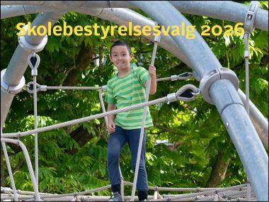 Billede af dreng i klatrestativ - skolebestyrelsesvalg 2026